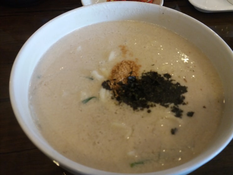  들깨칼국수 맛있네요.