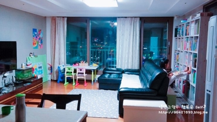 ★거실 쇼파뒤 책장옮기니 깔끔해졌어요^^★