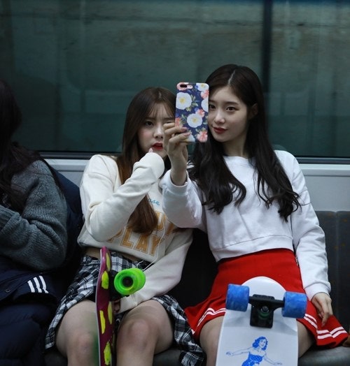 정채연 지하철 스케이트보드 여행