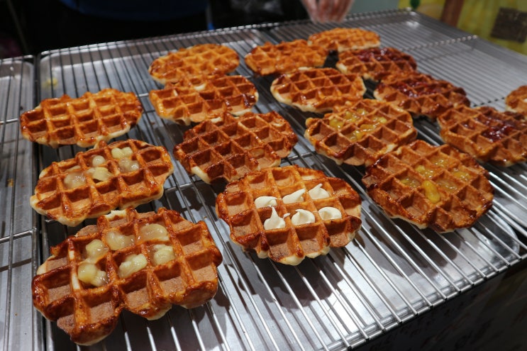  홍대 길거리 음식 벨기에 크림치즈, 사과 와플 먹어봤음