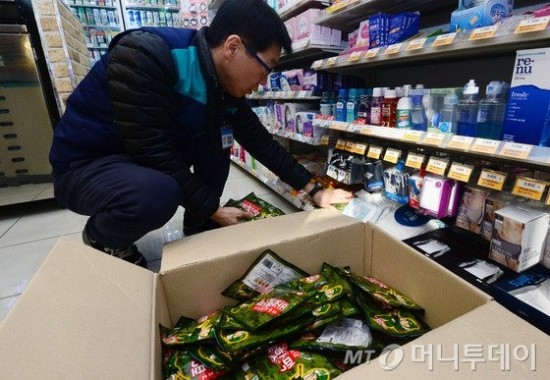 앞으로 편의점·주유소 알바 수습직원 최저임금 받는다 - 최저임금법 일부개정안 28일 환노위 전체회의 통과 앞으로 편의점·주유소 알바 수습직원 최저임금 받는다 - 최저임금법 일부개정안 28일 환노위 전체회의 통과