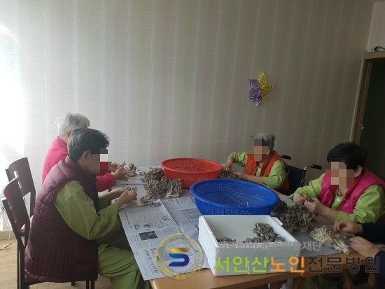  [안산요양병원/안산재활병원]맛있는 점심메뉴 버섯을 손질하시는 어머님들~~