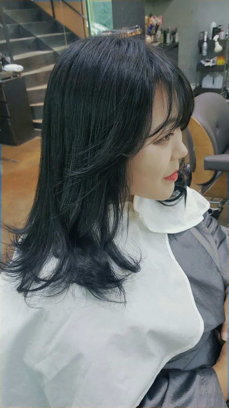 탈색된 긴단발 블루블랙염색으로 시크한 이미지변신