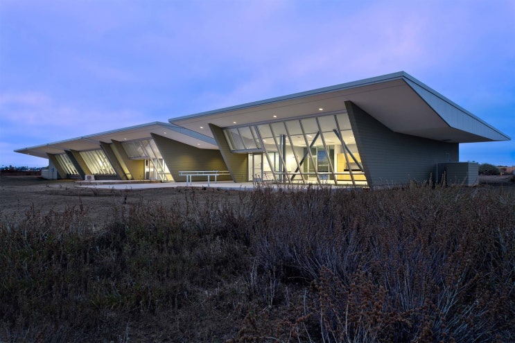 버터플라이지붕에 쉐이드지붕으로 덧씌운 자연 생태 탐방센터 건축