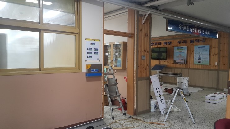  춘천강화도어 봉의고등학교 사무실 인테리어 리모델링공사로 ABS도어철거후 강화도어를 춘천자동문백화점에서 S2B로계약하여 시공설치 하였습니다.