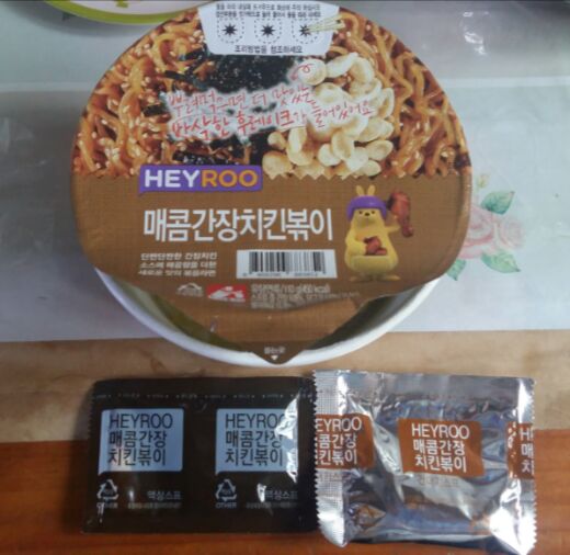  매콤간장치킨볶이 컵라면