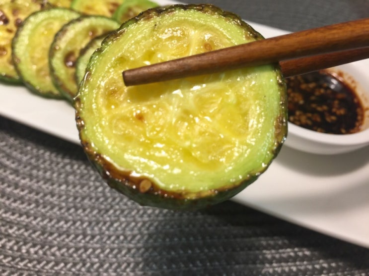 애호박구이 호박반찬 볶지 않아도 맛나! 쉬운 반찬 올리브유에 굽기만 해도 훌륭해! 애호박구이 호박반찬 볶지 않아도 맛나! 쉬운 반찬 올리브유에 굽기만 해도 훌륭해!