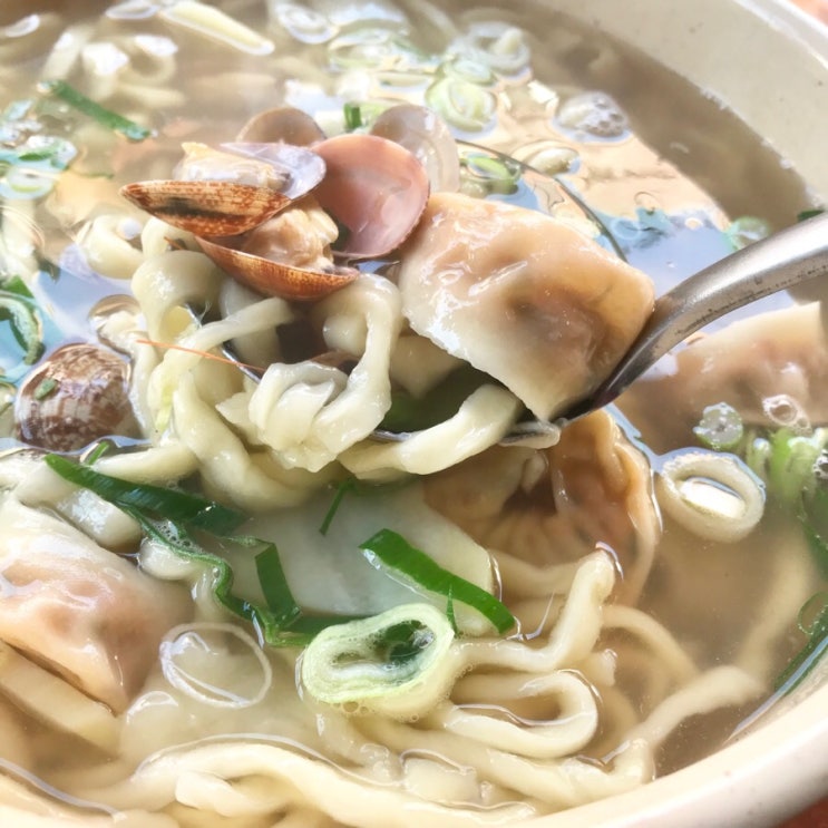 서울대입구 샤로수길 가격과 맛이 착한 엄마손칼국수에서 해물칼국수!