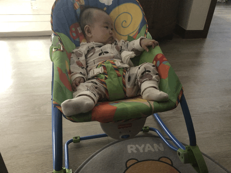  생후 139일 오른쪽은 언제 잘 먹을꺼니 ㅠ