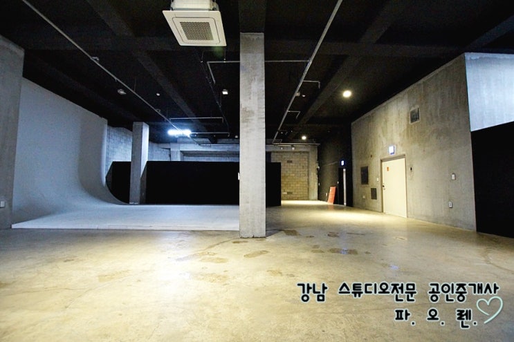  청담동 스튜디오 인테리어 무상인수 -  층고 4.5m , 호리존, 드레스룸 및 메이크업실, 남녀화장실, 냉난방기 완비, 넓은주차장, 지하철10분거리
