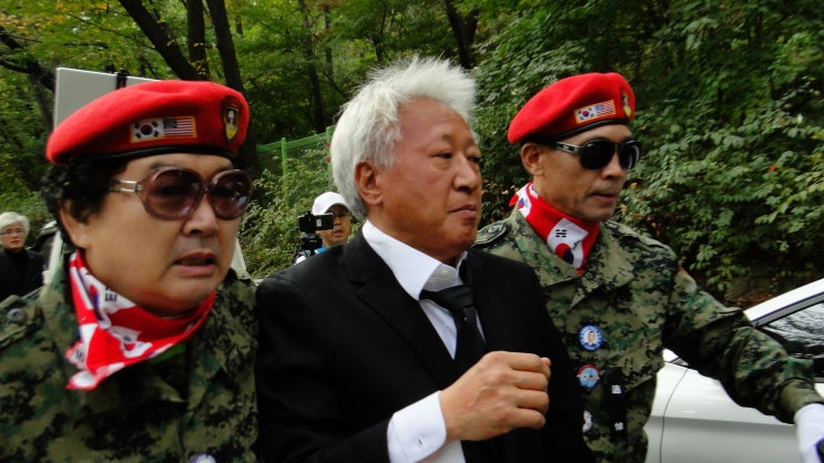  박정희 대통령 38주기 추도식, 박근혜 탈당 권유한 류석춘 추방당해