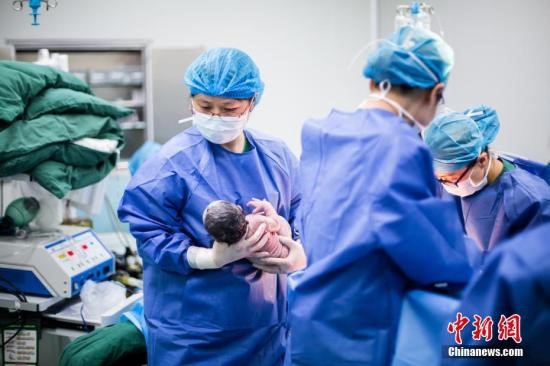  [뉴스 브리핑] 송송커플 결혼식 몰래 생중계, 장쯔이 남편에 비난 봇물 外