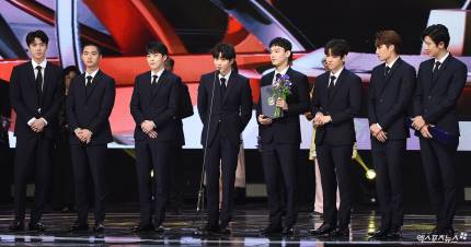 [엑's HD] 엑소 '대중문화예술상 <b>국무총리 표창</b> 수상했습니다'