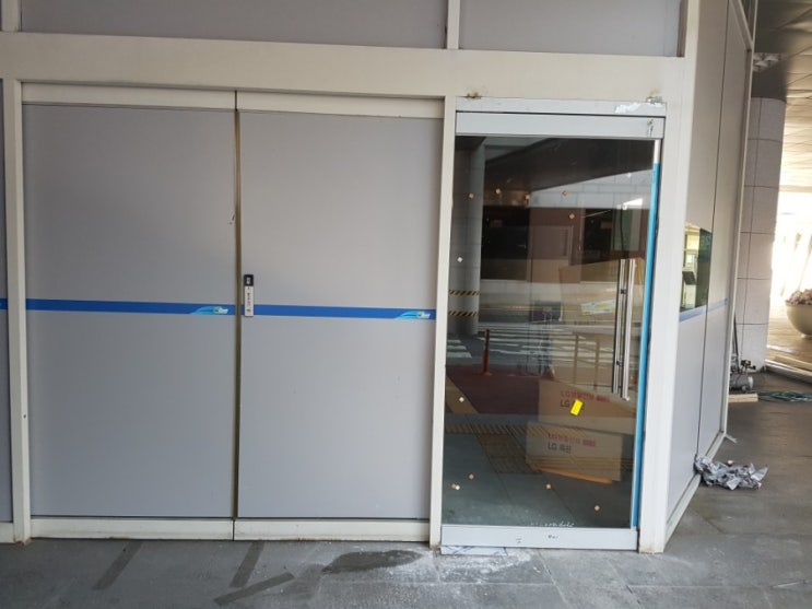  자동문 고정유리에 강화유리문 설치.