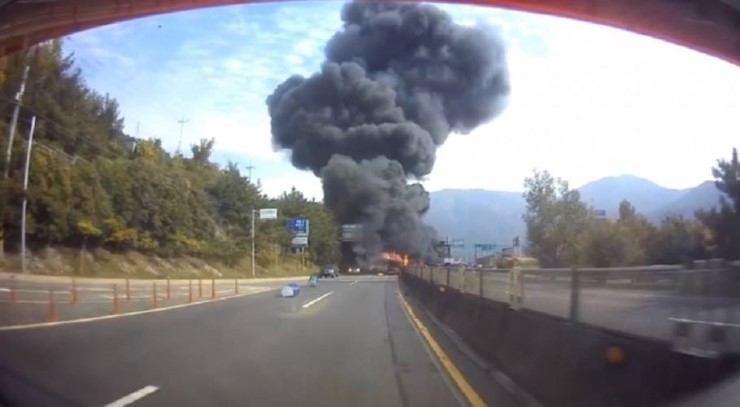창원터널 도로 윤활유 유조차량 폭발 화재 사고 2017년 11월 2일
