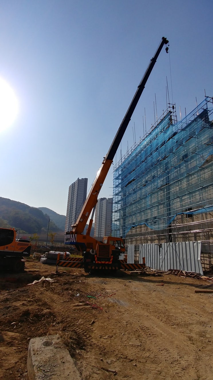 기중기 역할의 기계장비 이동식 크레인의 위용 기중기 역할의 기계장비 이동식 크레인의 위용