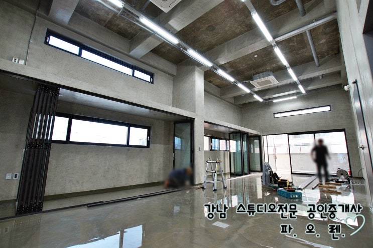  강남 신축 지상스튜디오 및 사무실 임대 - 지상층고4.5미터, 앞뒤전용테라스 확보, 복층가능, 냉난방기 완비, 에폭시바닥, 노출컨셉,폴딩도어설치,빠른입주,주차가능