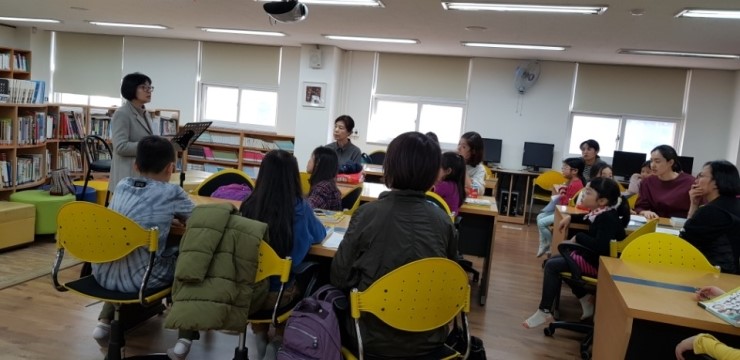  김숙분 가문비 어린이 대표가 강남구 개일초등학교에서 <작가와의 만남> 시간을 가졌습니다. 
