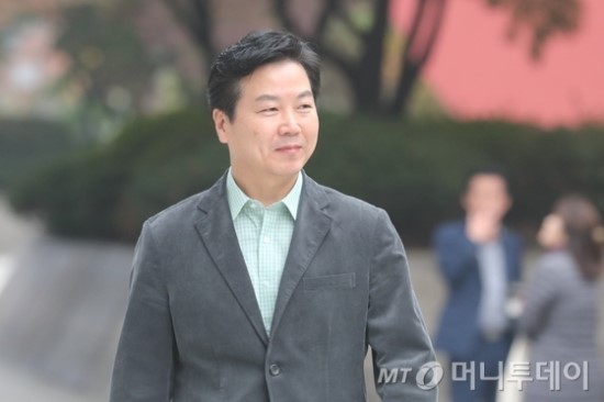 홍종학 "업종별 카드수수료 인하" 시사…주유소 수혜 가능성 - "내년도 카드수수료율 결정 때 금융위에 추가인하 적극 요청하겠다" 홍종학 "업종별 카드수수료 인하" 시사…주유소 수혜 가능성 - "내년도 카드수수료율 결정 때 금융위에 추가인하 적극 요청하겠다"