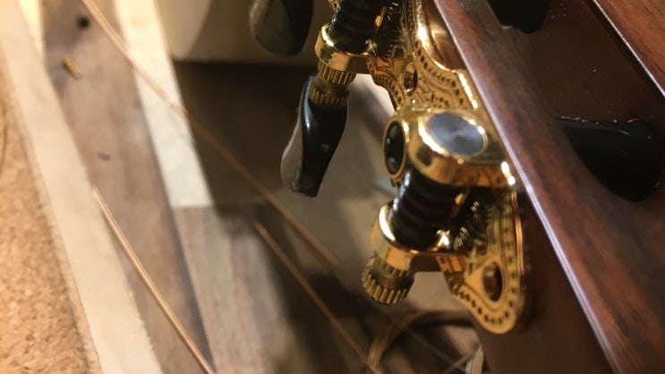  클래식 기타 헤드머신 파손 수리 / 부산 / 수영구 / 톤메이드 / 악기점 / 기타수리 / 기타판매 / 기타수리 / 리페어 / 기타샵 추천