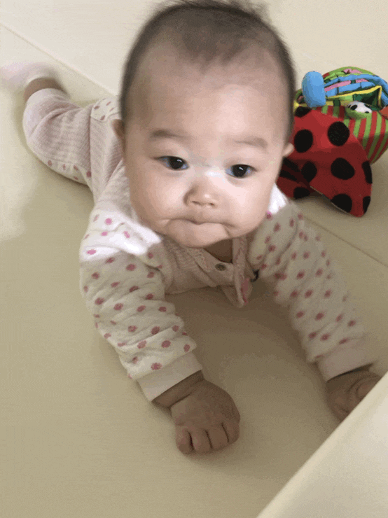  생후 162일 엄마가 안보이면 울어요