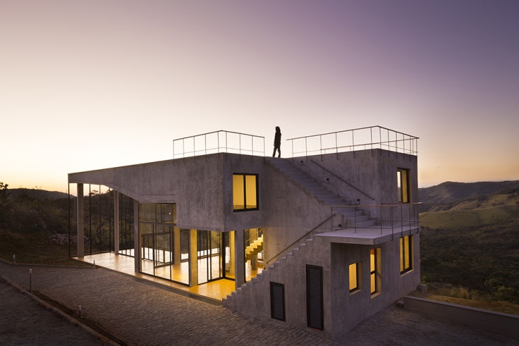 배제된 건축미학이 더 인상적인 기능성 단독주택 짓기 건축