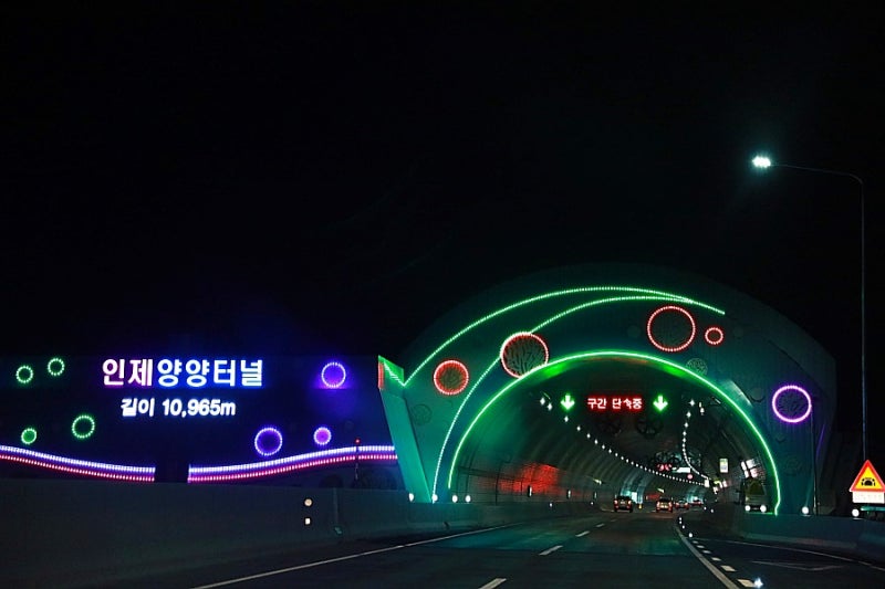 인제양양터널 입구 야간 경관조명과 길이 표지