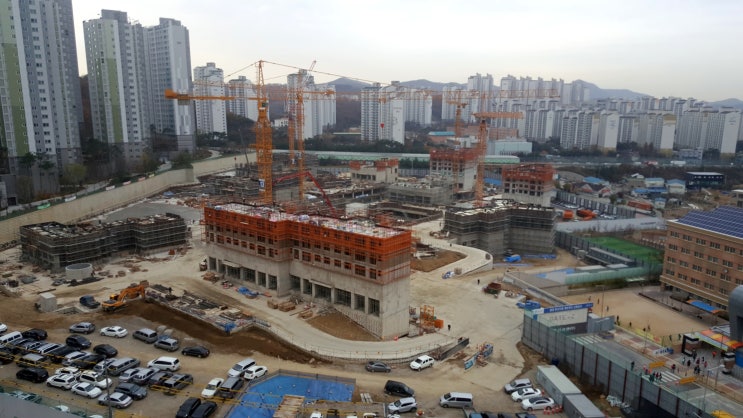  봉담 한신공영 공사현장 바쁘게 돌아가네요.