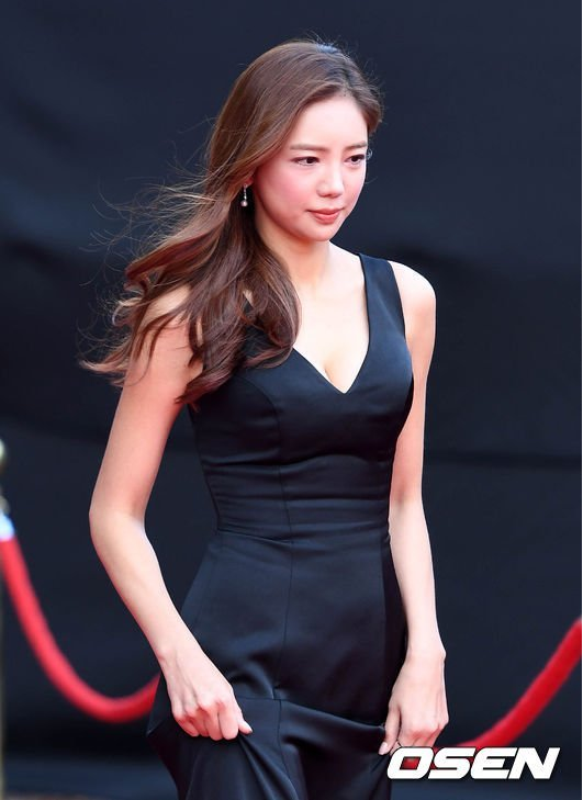 배우 이태임 강추위에도 과감한 블랙 드레스