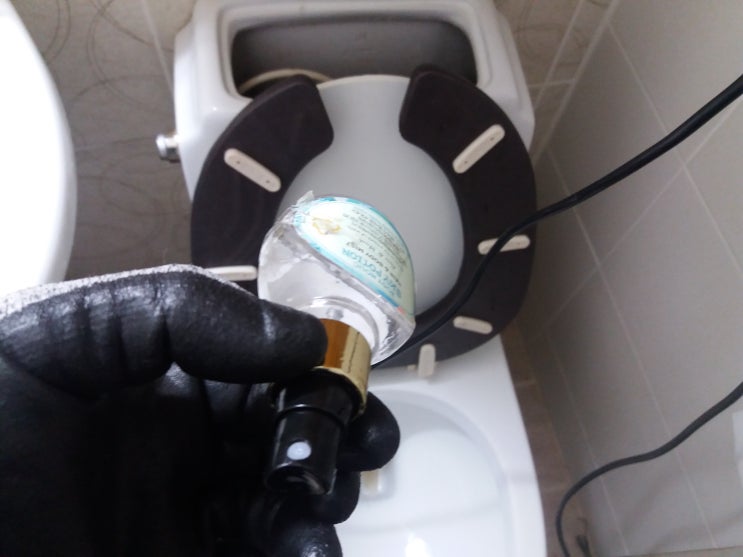  변기에 화장품 병 구미하수구꽝이 잘해요.