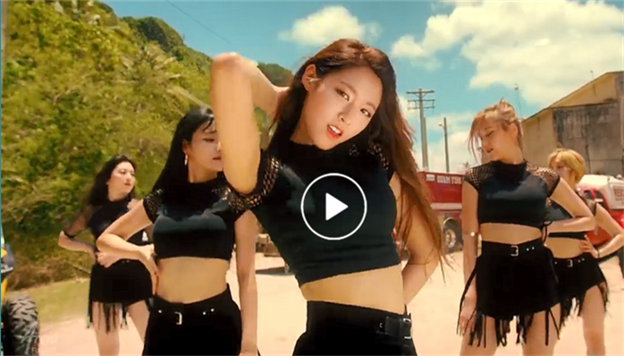 китайцы танцуют на улице. танец шафл китаянка. группа китайских мальчиков танцы. танец китаянки на площади. прикольные танцы китаянок.