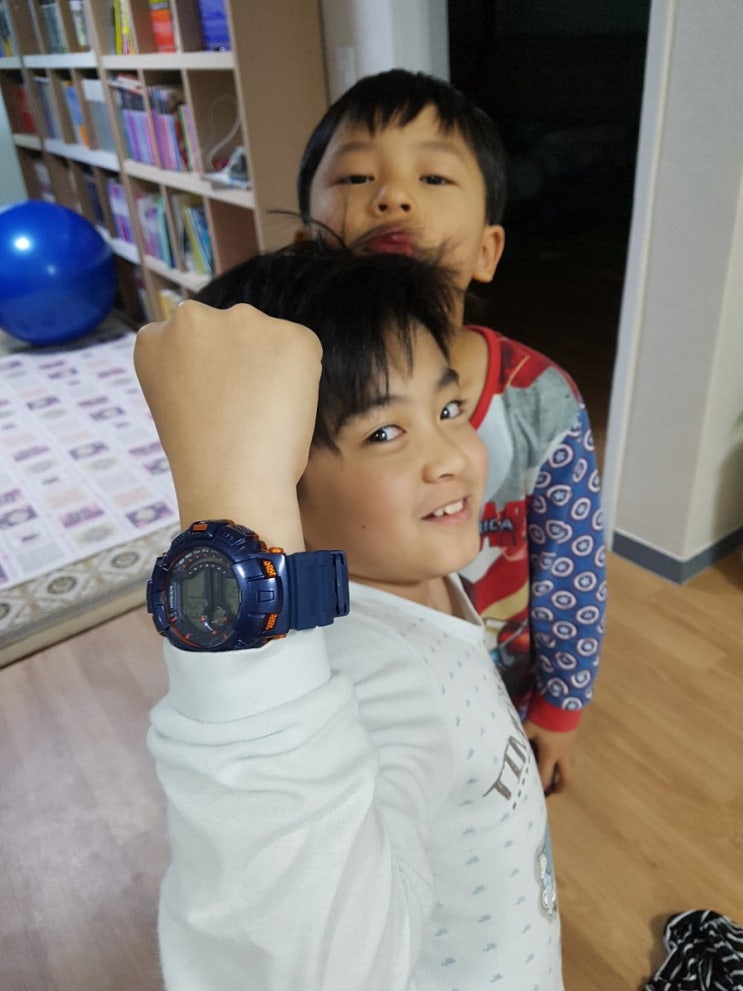  큰아들 시계 보이런던~ 아빠 땡큐~ㅋㅋ