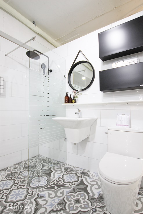 바스메이커 명일점 매장 부스 - 샤워파티션을 시공한  화이트 그레이 스타일 욕실 모델 부스 인기 있는 아파트 화장실 리모델링 디자인 보기