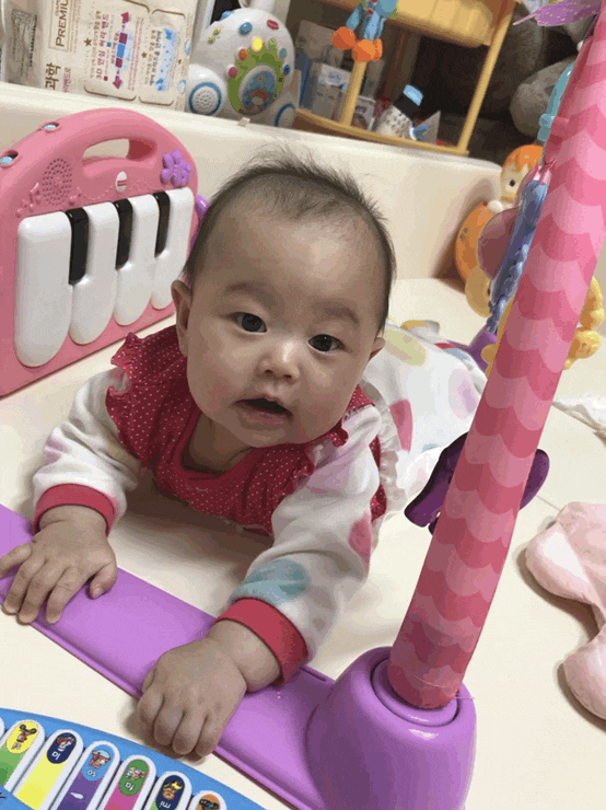 생후 176일 잡고 일어설려고해요!