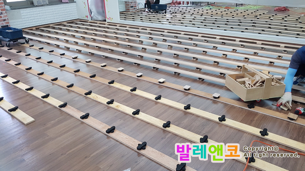  충격흡수마루/댄스플로어 시공도 차이가 있습니다. [무용학원 인테리어]