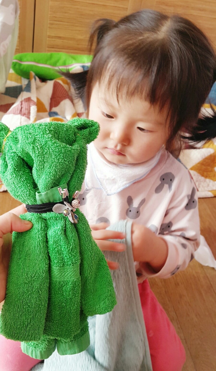  수건으로 곰돌이 인형만들어주기.