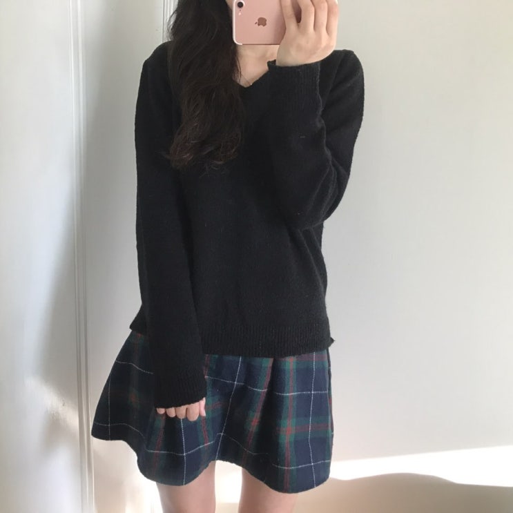  [데일리룩] 블랙니트, 체크무늬 스커트