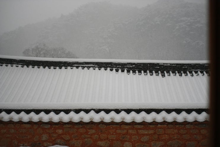  눈내리는 산사