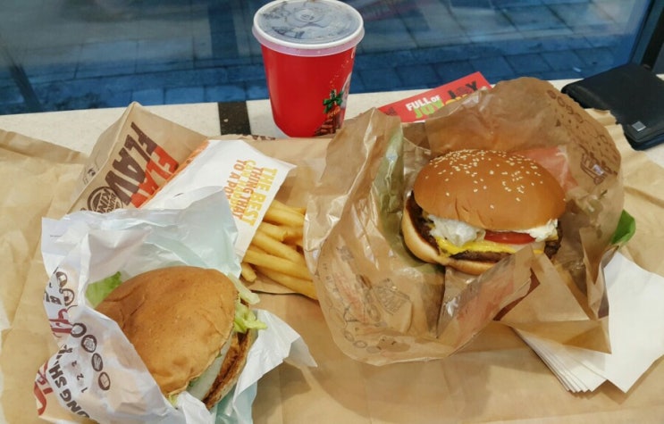  오늘 첫 한끼는 버거킹 버거.