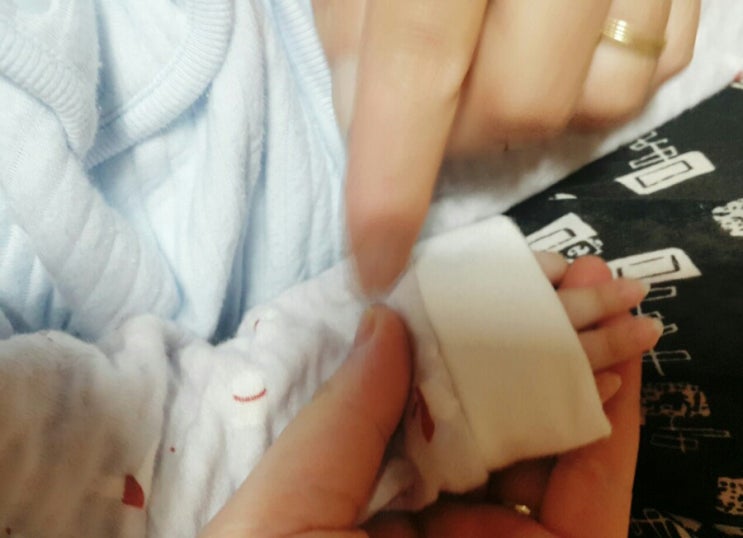  생후 71일 손톱깍기