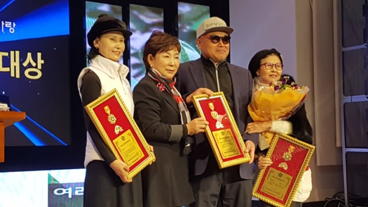 으아~<b>특별상</b>에 들이댄 김흥국 회장의 수상 행보