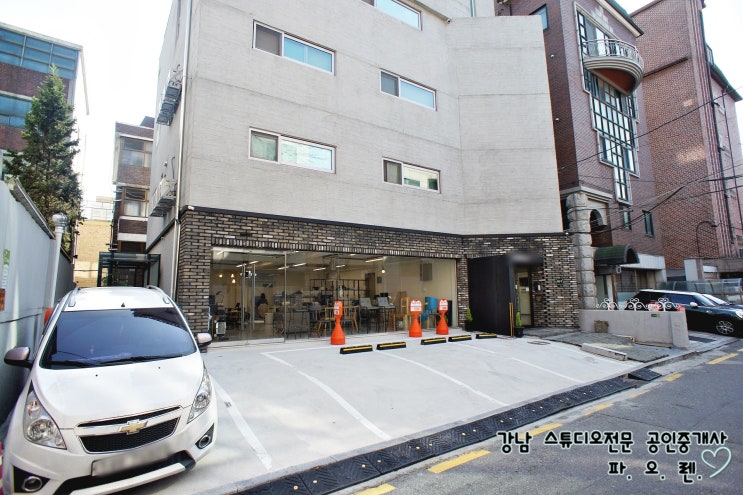  신논현 - 논현 역세권 무권리1층 스튜디오 겸 사무실임대 - 무권리, 월 250만, 실평30평, 노출인테리어, 전면 통유리 쇼룸, 내부화장실, 냉난방기 완비, 방문주차 가능