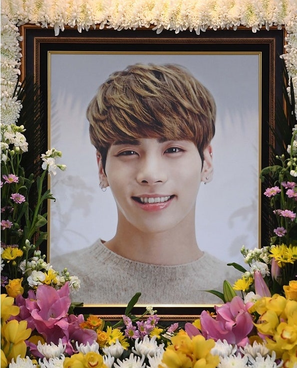 SHINeeジョンヒョン出棺。彼が最後に刻もうとしたタトゥーは「Bye」