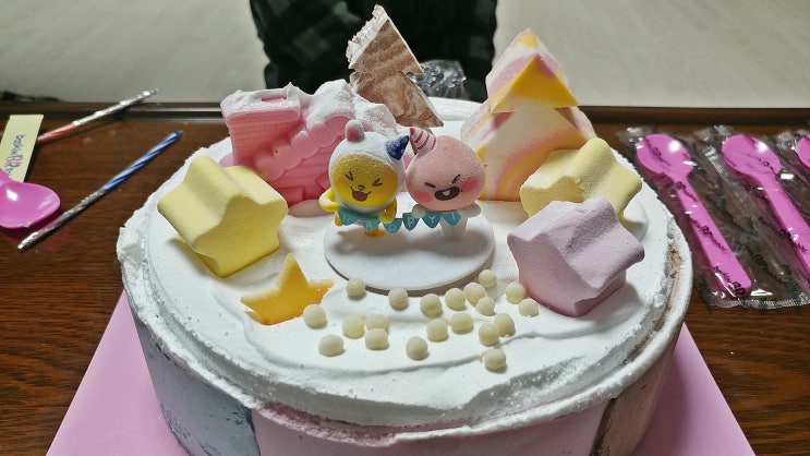  배스킨라빈스 베스킨라빈스 아이스크림 케익 눈내리는 스우빌리지 케이크 크리스마스 케익 후드 목쿠션 (리틀 프렌즈)개봉기