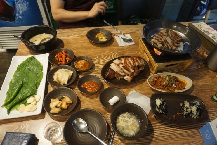  나혜석거리 맛집, 족발과 보쌈과 음식이 많은  - 청담족발