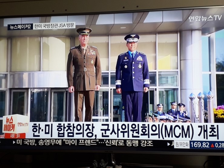 <b>JSA</b> 간 매티스, '한반도 비핵화' 천명