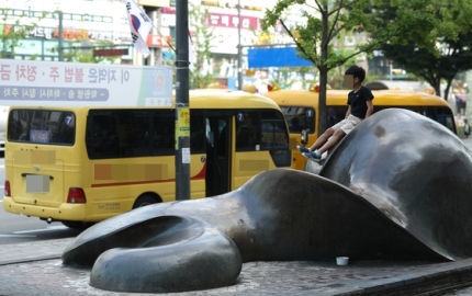 주 6일 밤낮 버스 몰다 쓰러진 80대…法 "업무상재해" 주 6일 밤낮 버스 몰다 쓰러진 80대…法 "업무상재해"