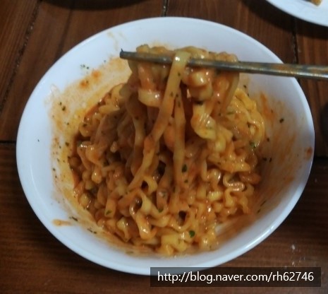  점심에 까르보나라 불닭볶음면 라면 먹음 / 맛있고 매움!!