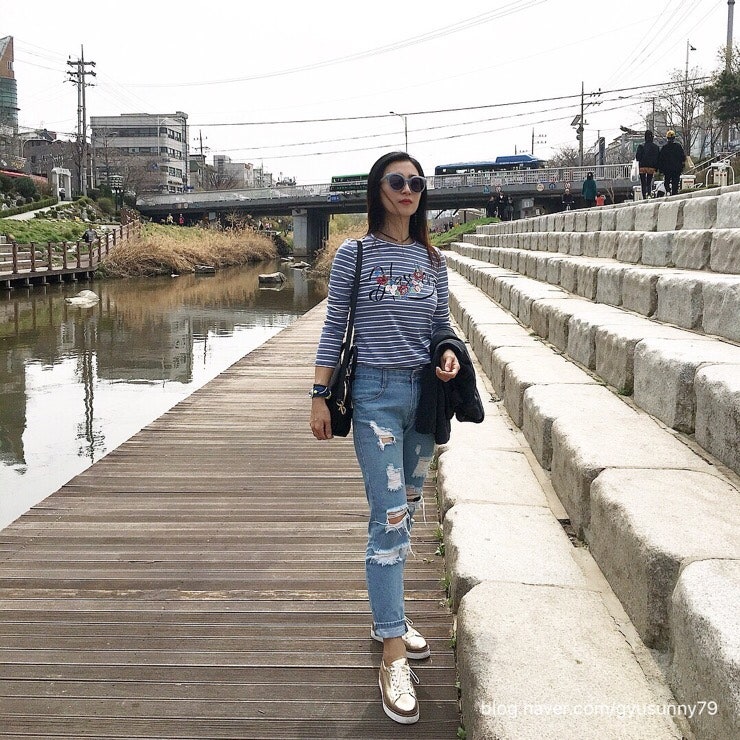 올리비아 하슬러 스트라이프 티셔츠로 러블리하게