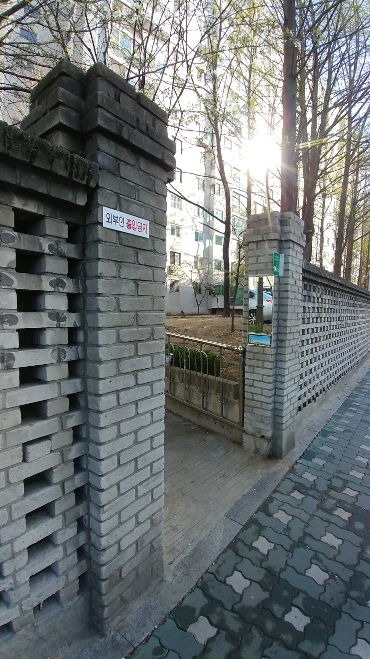 시멘트벽돌을 활용한 벽돌쌓기 담장 시멘트벽돌 담장 시멘트벽돌을 활용한 벽돌쌓기 담장 시멘트벽돌 담장